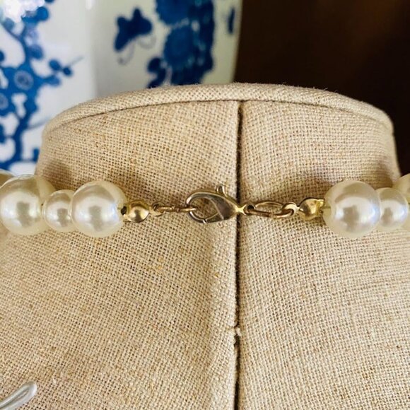 Vintage 17.5" Faux Pearl Necklace With Gold-Tone Clasp - Picture 3 of 4